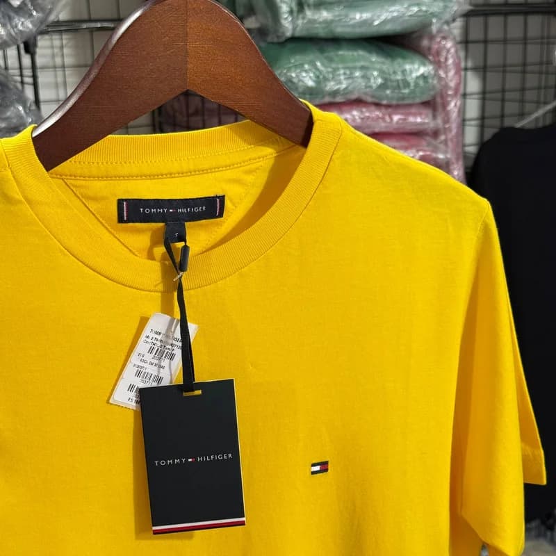 Camiseta Basica Tommy Hilfiger cor Amarela
