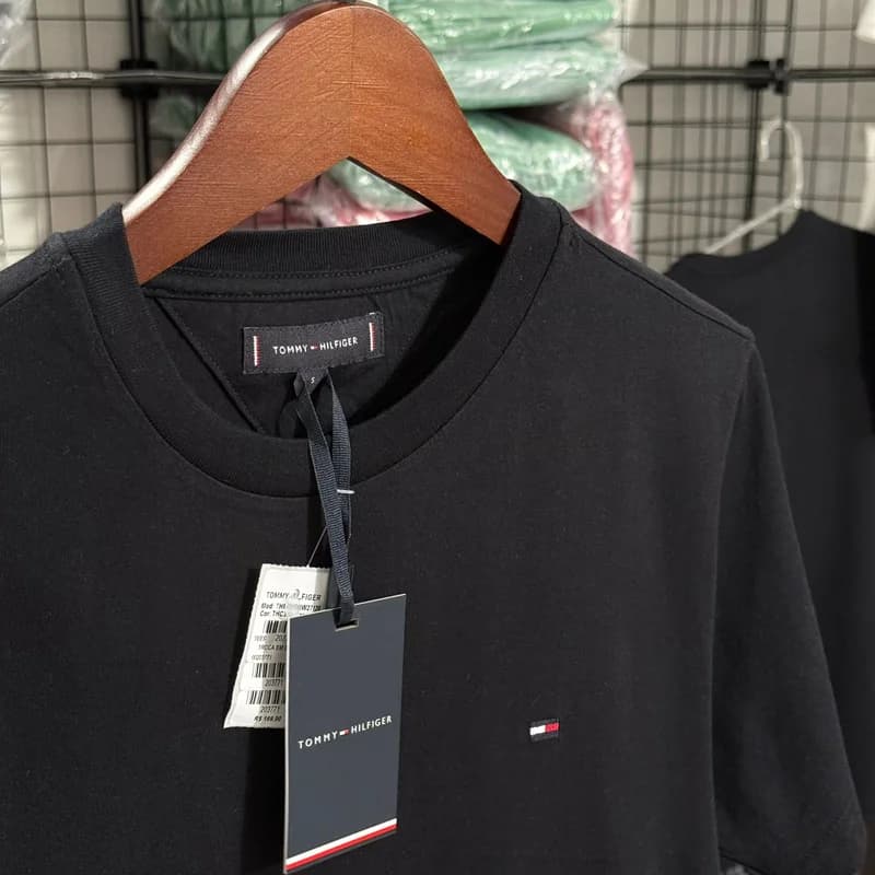 Camiseta Basica Tommy Hilfiger cor preta