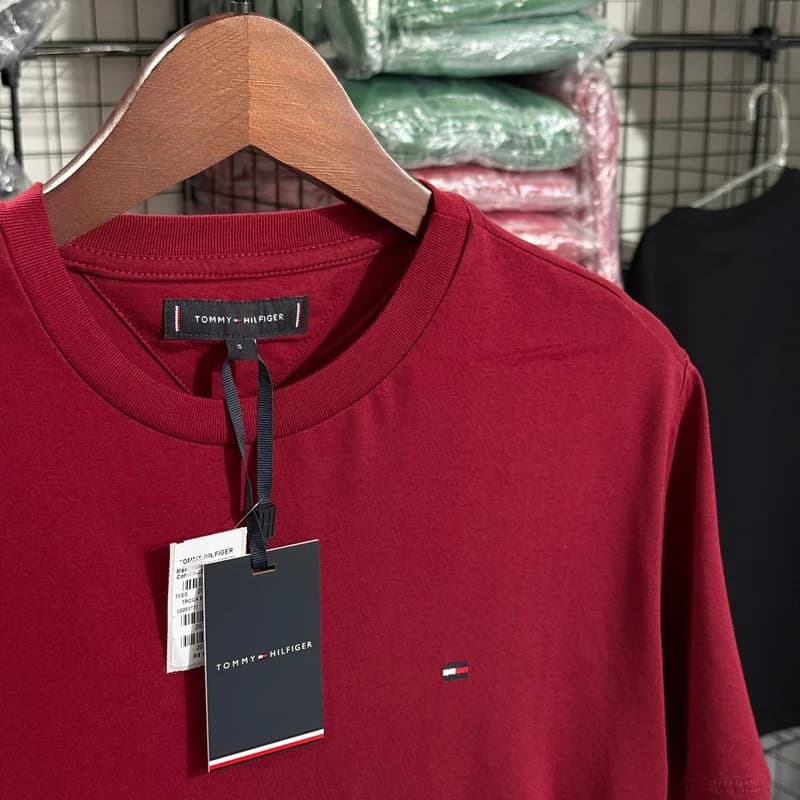 Camiseta Basica Tommy Hilfiger cor Vinho